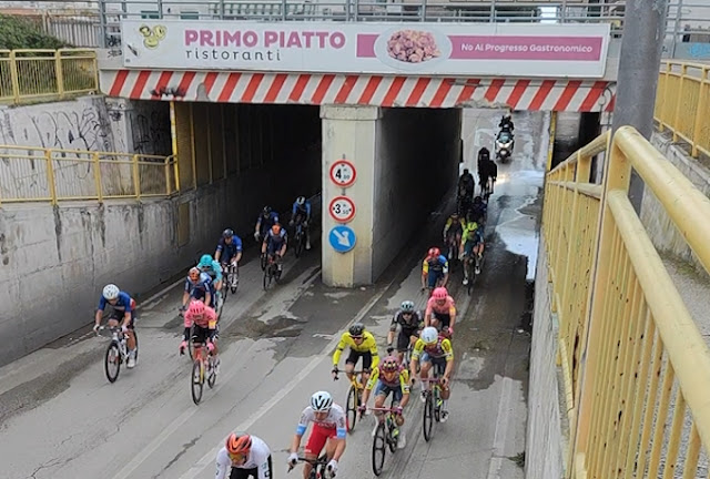 La Tirreno Adriatico attraversa il sottopasso di via Mare a Porto d'Ascoli