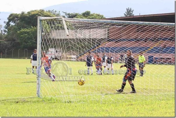 gol anotado en el penal y festejo del equipo y anotadora