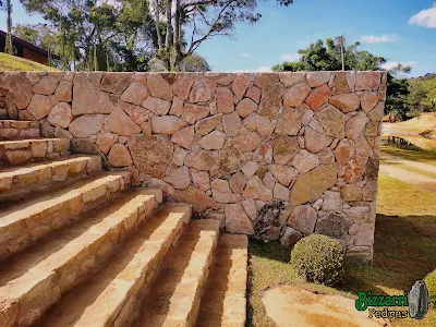 Muro e escada de pedra bolão natural  Muro, Escadas de pedra, Muros  residenciais