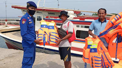 Ditpolairud Polda Banten Berikan Life Jacket Kepada Nakhoda Tunda Expres