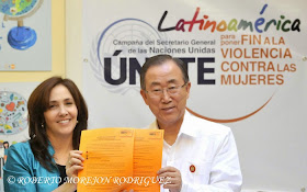 Ban Ki-moon, Secretario General de la Organización de las Naciones Unidas (ONU) y  Mariela Castro Espín, directora del Centro Nacional de Educación Sexual (CENESEX),  en La Habana, el 27 de enero de 2014,   muestran los documentos que acreditan que Cuba se suma a la campaña del Secretario General de la ONU para poner fin a la violencia contra las mujeres