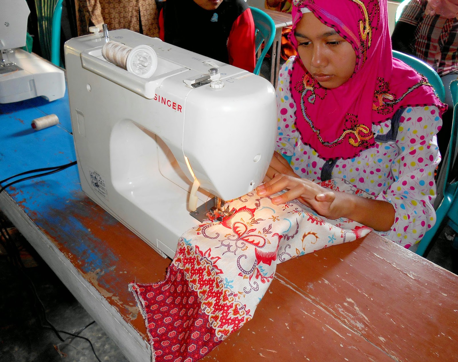 Pelatihan Masyarakat MEMBUAT DAN MEMASANG LENGAN KEBAYA