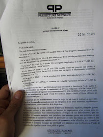 Διαταγή απαγόρευσης της κυκλοφορίας που επιδίδουν οι αρχές σε πολίτες στο Παρίσι από το πρωϊνό της Κυριακής, 15 Μαΐου