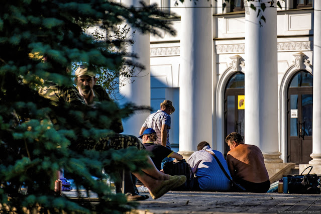 Люди со спины торгуют на блошином рынке