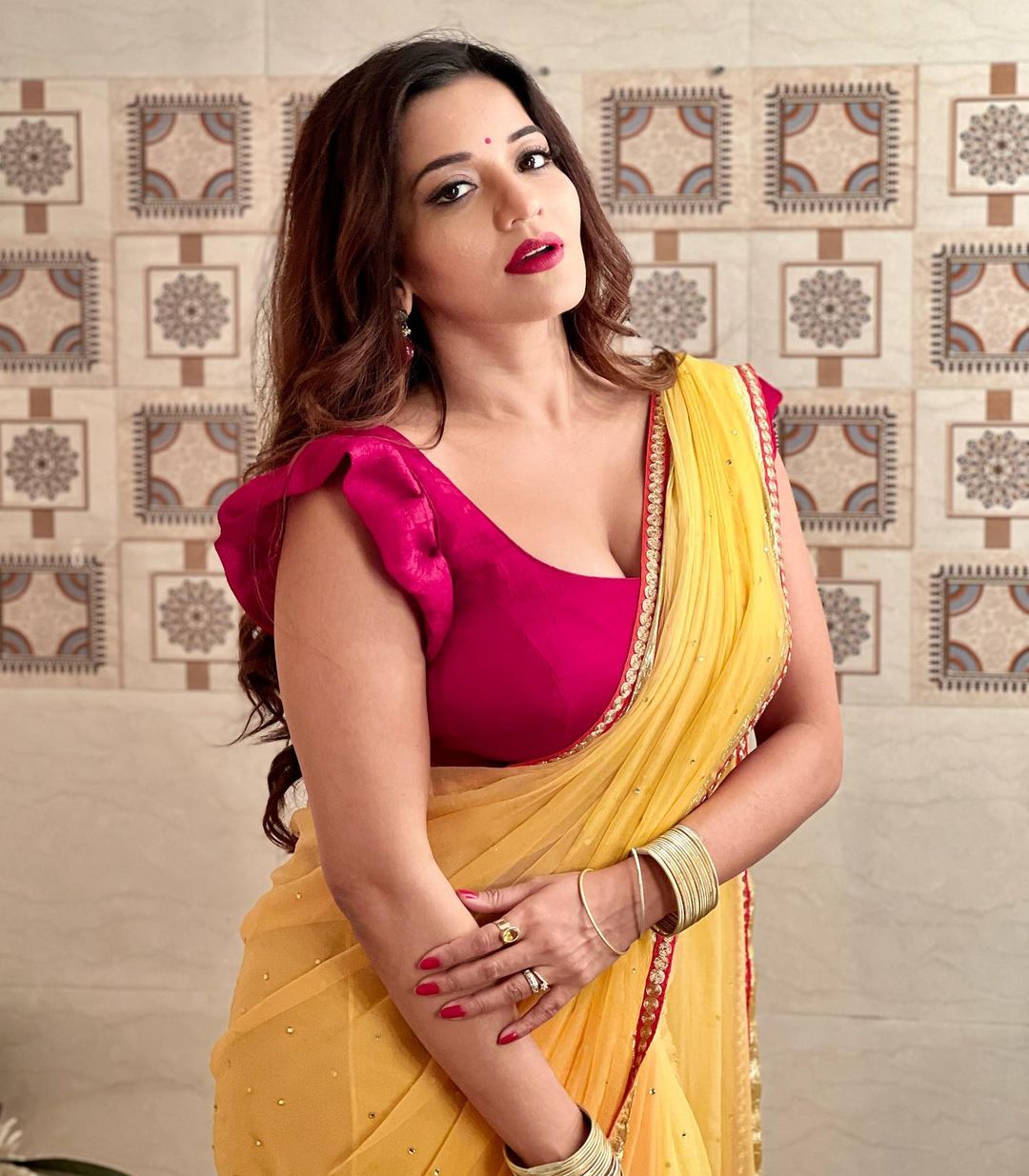 monalisa backless yellow saree curvy actress