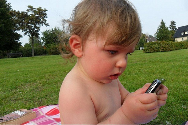 kid-with-cellphone