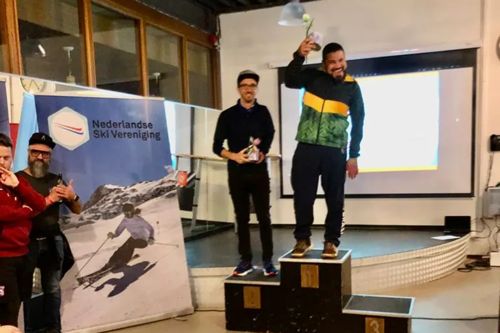 José Lima, no alto do pódio, com o troféu da Copa Europa de Parasnowboard