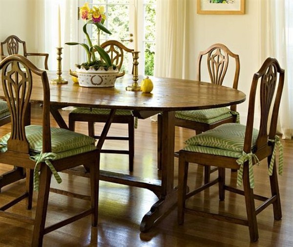 Simple and beautiful cushions for traditional dining room