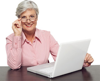 женщина сидит за компьютером