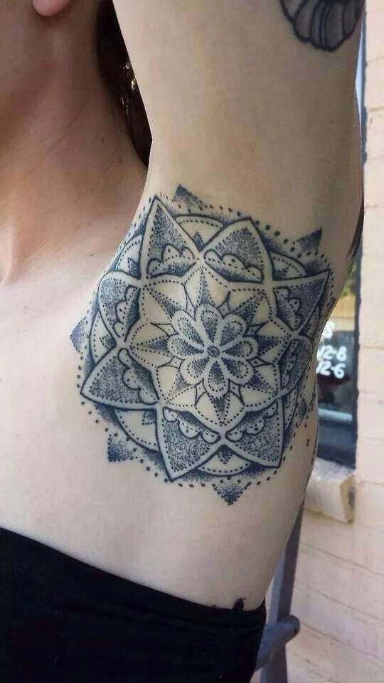 Tatuajes en las axilas para mujeres