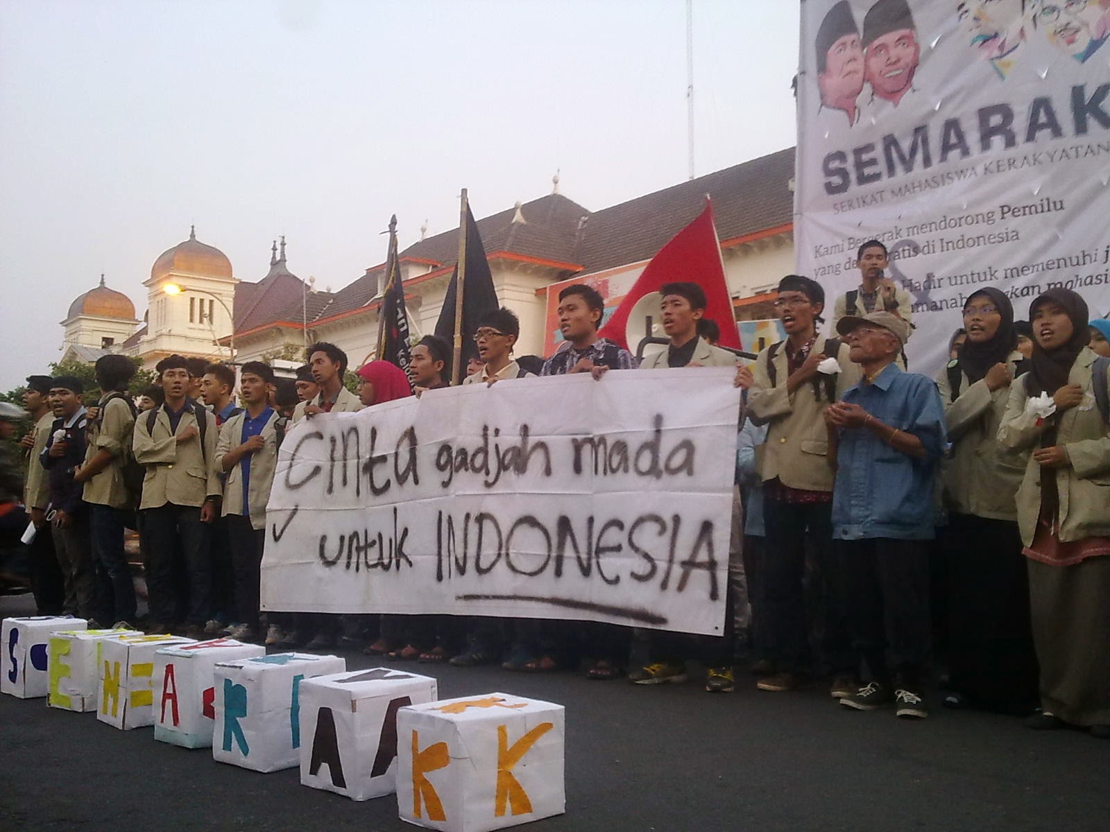 Beliau adalah alumni dari Fakultas Hukum UGM yang masih semangat untuk berkoar koar orasi bersama kami