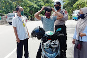 Pihak Kantor Pertanahan Bersama Sat Binmas Polres Enrekang Bagikan Masker Gratis pada Pengguna Jalan