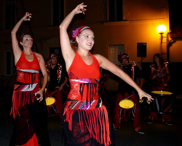 La fanfare Samba Baladi a dévoilé son spectacle avec danseuses orientales à Montreuil-Juigné en septembre 2015. La batucada angevine fusionne musiques brésiliennes et orientales. Le groupe de percussions brésiliennes joue en Bretagne, Pas de Loire, Poitou Charentes, Ile de France, Normandie. Ce spectacle avec la danse peut être joué en déambulation ou en fixe, en carnavals, festivals de rue, festivals de musique et danse...