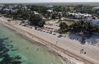 Con trabajo en equipo, playas de Puerto Morelos lucen buena imagen: Laura Fernández