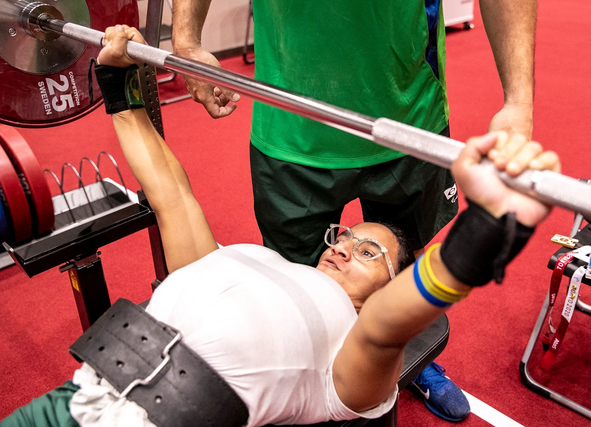 Lara Lima está com a mão na barra, deitada e pronta para erguer o halter