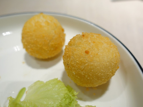 Sing La (星怡) at iSquare, best new Malaysian Singaporean restaurant in Tsim Sha Tsui Kowloon Hong Kong - Deep-fried durian dumpling (炸榴槤湯丸)
