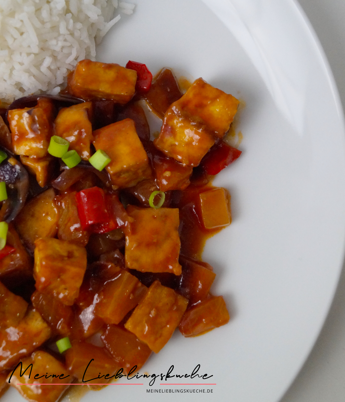 knuspriger Tofu süß-sauer mit Reis, Ananas und Paprika