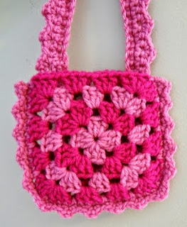 http://translate.googleusercontent.com/translate_c?depth=1&hl=es&rurl=translate.google.es&sl=en&tl=es&u=http://www.fiberfluxblog.com/2013/07/free-crochet-patternlittle-pink-purse.html&usg=ALkJrhh7fKt-68Z9ld0V-wEGvwSCBmtHPw