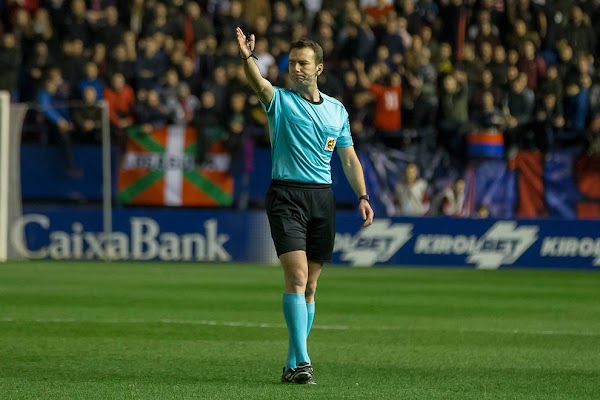 Málaga - Huesca, pita el cántabro López Toca: en el VAR Pérez Pallas