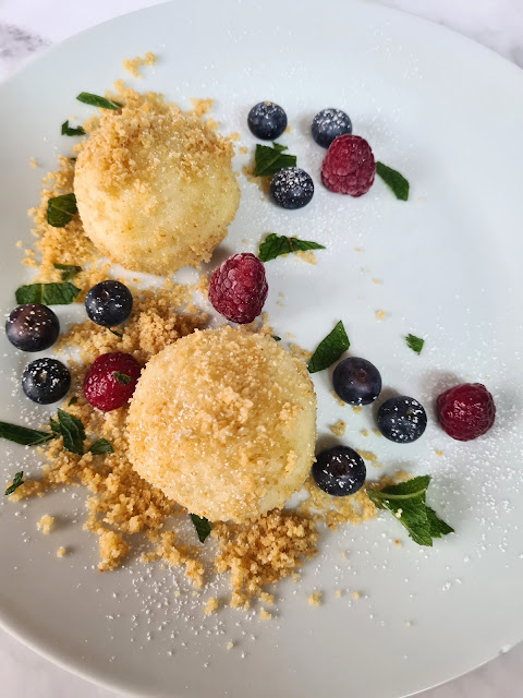 Topfenknödel mit Blaubeeren und Himbeeren