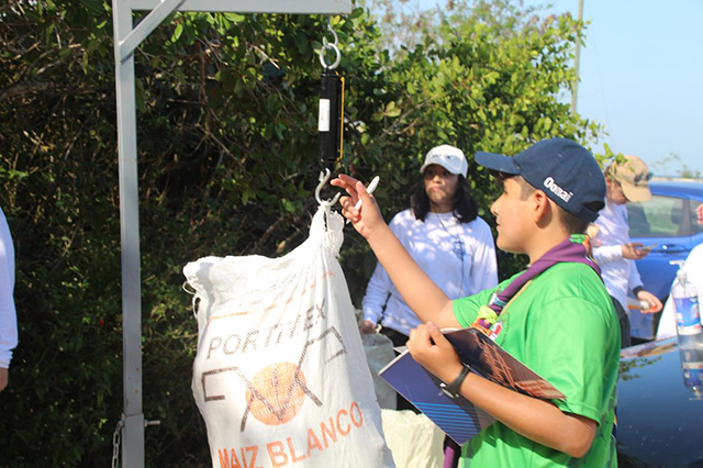 Universitarios recolectaron más de 200 kilogramos de basura en las playas de Chabihau