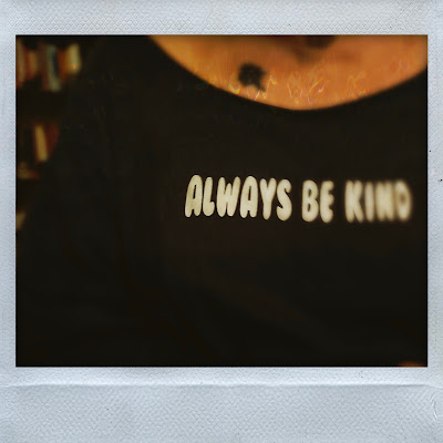 Tekst op shirt 'always be kind'