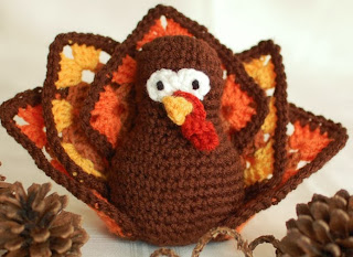 http://translate.google.es/translate?hl=es&sl=en&tl=es&u=http%3A%2F%2Fwww.petalstopicots.com%2F2013%2F11%2Fthanksgiving-turkey-crochet-pattern%2F