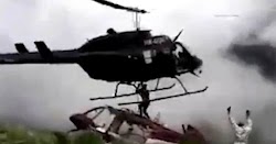  Αυτή είναι η σοκαριστική στιγμή που ένα ελικόπτερο κάνει αναστροφή και τεμαχίζει έναν άντρα κατά την διάρκεια μιας αποστολής διάσωσης ενός ...
