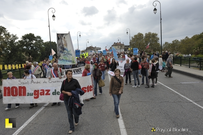 valérie blachier manifeste contre l'exploitation des gaz et huiles de schiste le 19 octobre 2013 à montélimar photo blachier pascal