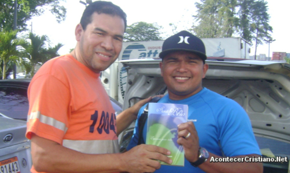 Sociedad Bíblica en Panamá reparte Biblias a trabajadores portuarios