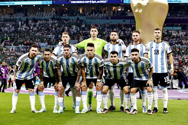 SELECCIÓN DE ARGENTINA. Temporada 2022-23. Lisandro Martinez, Emiliano Martinez, Nicolas Otamendi, Alexis Mac Allister, Guido Rodríguez. Lionel Messi, Ángel Di María, Juan Foyth, Lautaro Martínez, Marcos Acuña, Gonzalo Montiel. SELECCIÓN DE ARGENTINA 2 SELECCIÓN DE MÉXICO 0 Sábado 26/11/2022, 20:00 horas. XXII Copa Mundial de fútbol de la FIFA Catar 2022, fase de grupos, Grupo C, jornada 2. Lusail, Municipalidad de Al Daayen, Catar, estadio de Lusail: 88.966 espectadores. GOLES: ⚽1-0: 64’, Lionel Messi- ⚽2-0: 87’, Enzo Fernández.