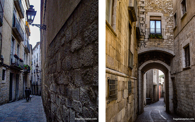 Uma rua típica de El Call (esq) e o  Portal de Sobreportes, que era uma das três portas da muralha medieval de Girona