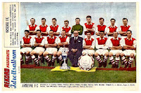 ARSENAL F. C. - Londres, Inglaterra - Temporada 1953-54 -  Don Oakes, Cliff Holton, Arthur Milton, Jack Kelsey, Bill Dodgin, Peter Goring, Len Wills, Reuben Marden, J. Shaw y W. Milne; Joe Wade, Don Roper, Lionel Smith, Alex Forbes, Tom Whittaker (manager), Jimmy Logie, Doug Lishman, Wally Barnes y Dave Bowen - La plantilla del Arsenal 1953-54 posando con los trofeos del Campeonato de Liga y de la Charity Shield Cup obtenidos la campaña anterior