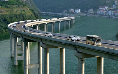 China''s first eco-friendly overwater highway