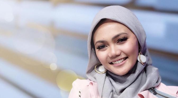 Reaksi Netizen Atas Keputusan Rina Nose Lepas Jilbab