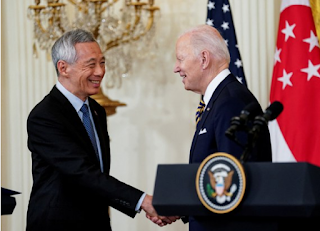 US President and Singaporean PM issue joint statement on Burma  Foreigners, including State Counselor Aung San Suu Kyi and President U Win Myint, were arrested by the military council. US President Joe Biden and Singaporean Prime Minister Lee Hsien Loong have jointly called for the release of all political prisoners.  The two leaders met at the White House in Washington, D.C., on March 29 to discuss international issues, including Burma.  US President Joe Biden and Singaporean Prime Minister Lee Hsien Loong have expressed grave concern over Burma, which could destabilize the region. They both called for an end to violence against civilians in Burma.  He also called for more humanitarian access and a return to democracy.  "The United States recognizes the positive and constructive intervention of ASEAN, including Singapore, for the benefit of the people of Burma," he told the Prime Minister.  The two leaders also called on the military council to implement the five ASEAN Common Agreements as soon as possible. They also said they were concerned about the slowdown in Myanmar's economy and the growing risk of illicit money.