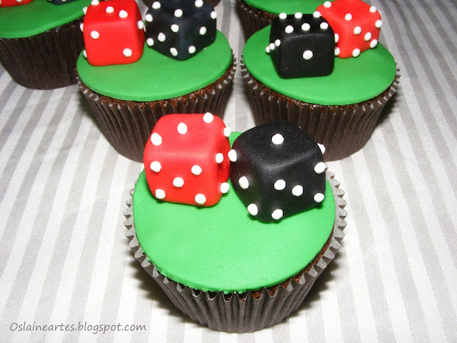 Cupcakes Decorados com Dados em Pasta Americana