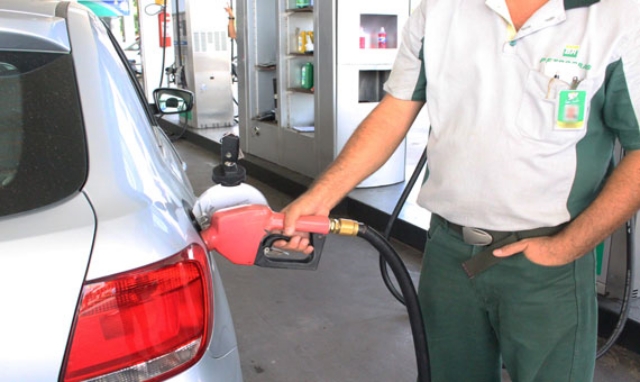 Acelen anuncia redução de 8% no preço dos combustíveis na Bahia