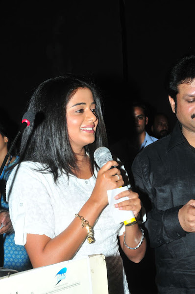 ‘Priyamani’ At Gold Hungama Draw For Deccan Chronicle cleavage