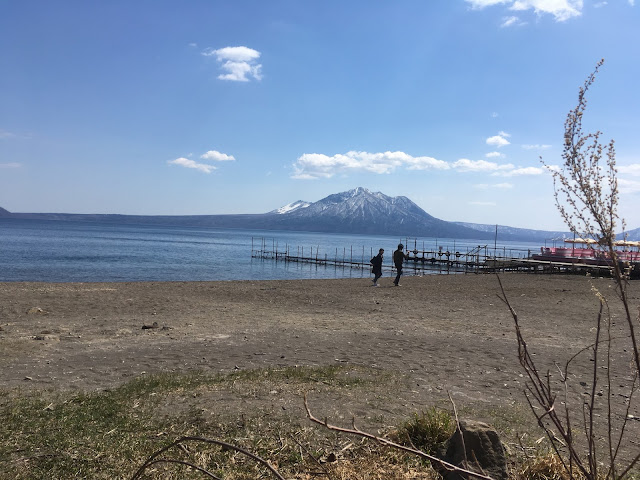 支笏湖湖畔を仲良く歩く二人