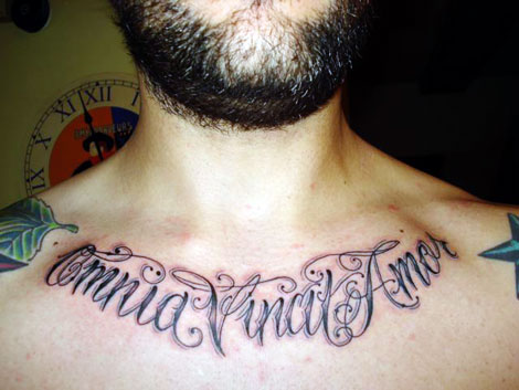 Desenhos de Tatuagens de Fnix chest tattoo script