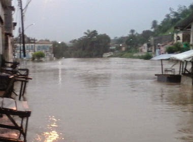 Rios transbordam por causa das fortes chuvas e Santo Amaro fica debaixo d'água