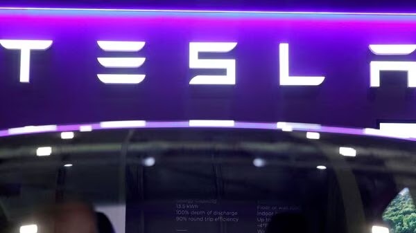 Ações da Tesla crescem 5% após Elon Musk anunciar data de lançamento do Robotaxi