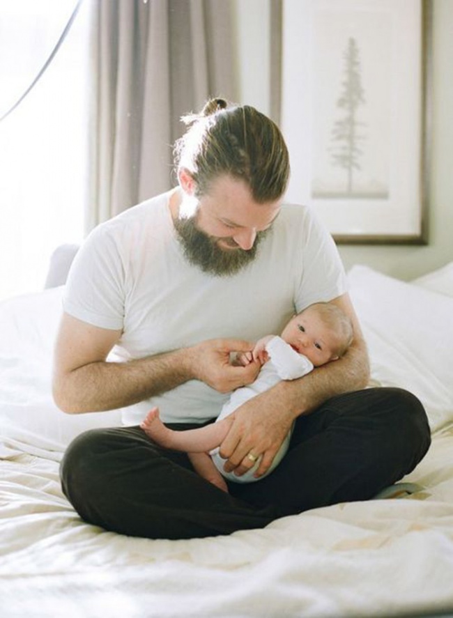 20 photos of happy dads and their newborns