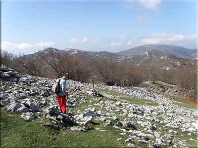 Hitos de piedras jalonan el recorrido por Itxina