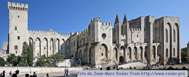 foto panorâmica com toda extensão da fachada do  Castelo dos Papas  