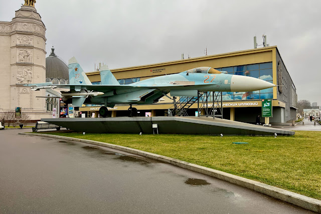 ВДНХ, площадь Промышленности, истребитель Су-27 (установлен в 2015 году)