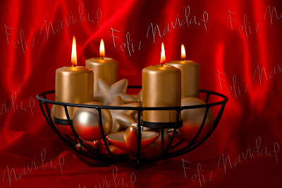 Velas de adviento encendidas con mensaje Feliz Navidad