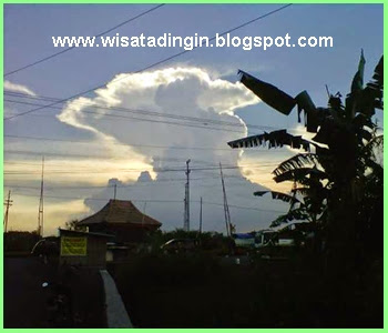 +Gambar foto awan atau asap mirip kepala petruk di gunung Merapi