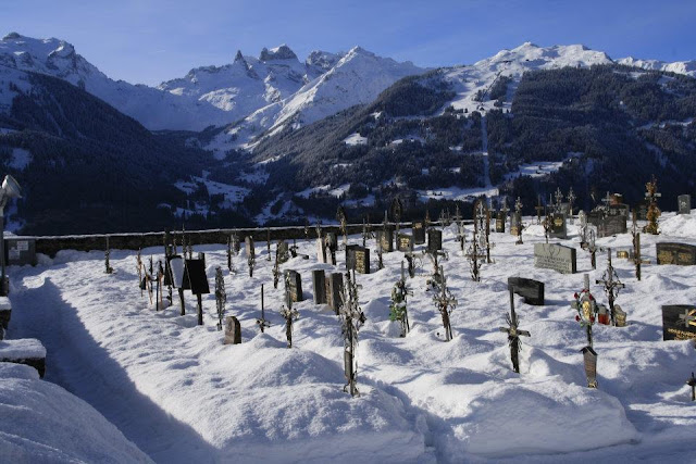Hohenfels Volks: Cemetery overlooked by mountains